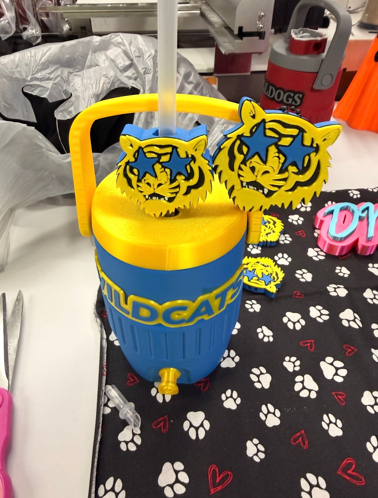 WILDCATS 12oz Standard Can Cooler with Straw Topper & Nail Saver Can Top Opener & Plastic Cup Insert for this who don’t drink from cans